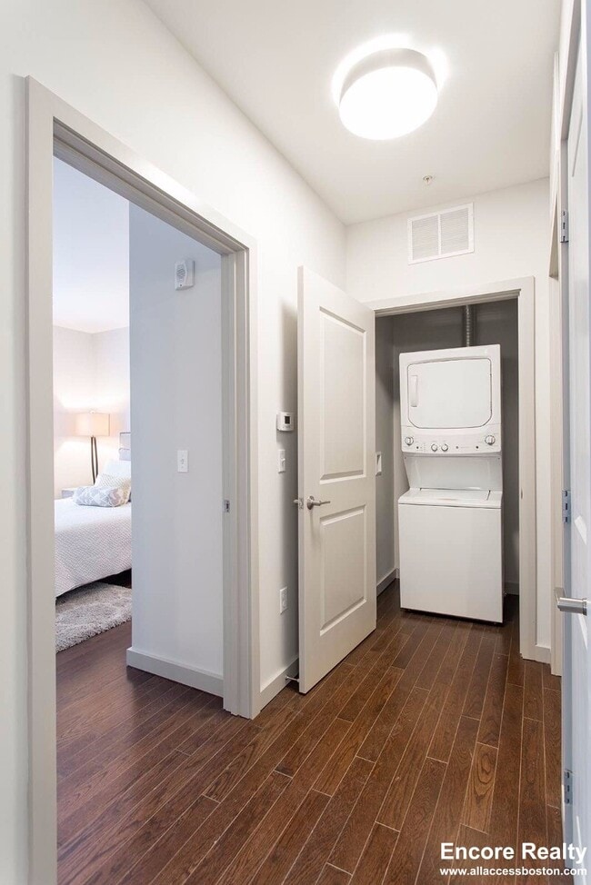 45 Marion St, Unit 215 in Brookline, MA - Foto de edificio - Building Photo