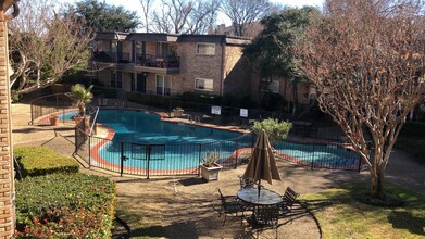 7904 Royal Ln in Dallas, TX - Foto de edificio - Building Photo