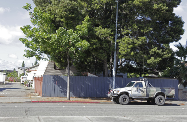 3765 Castro Valley Blvd in Castro Valley, CA - Building Photo - Building Photo