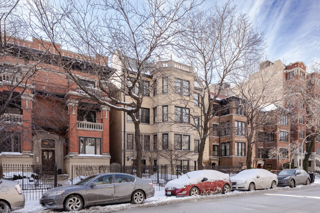 635 W Sheridan Rd in Chicago, IL - Foto de edificio - Building Photo