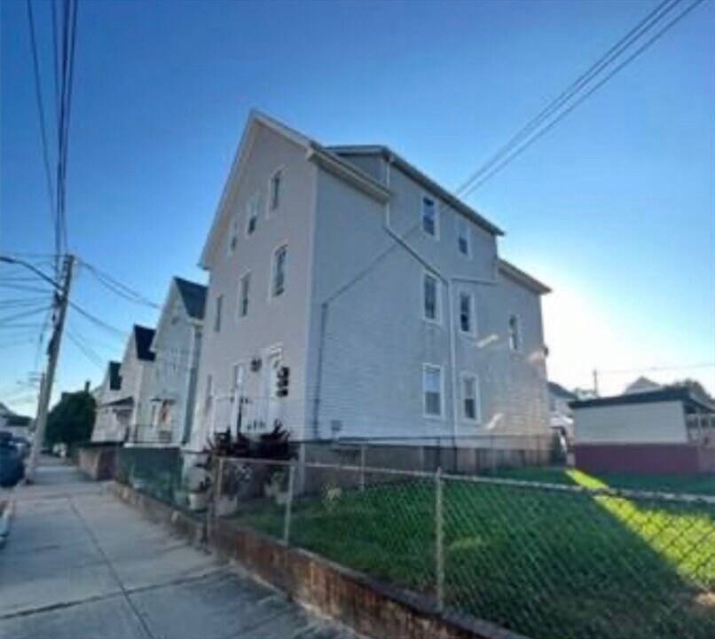 27 Bourne St in New Bedford, MA - Building Photo