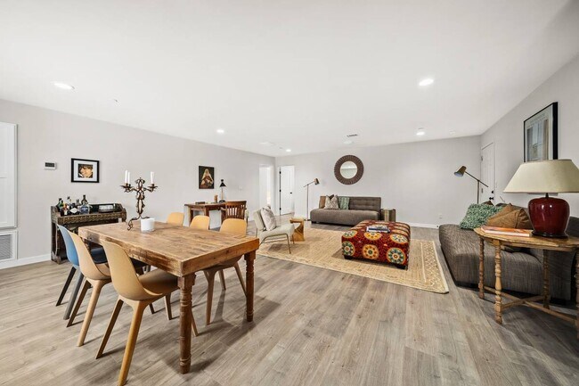 14209 Gilmore Street in Van Nuys, CA - Foto de edificio - Building Photo