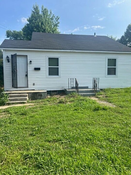 44 W Peebles Rd in Memphis, TN - Building Photo