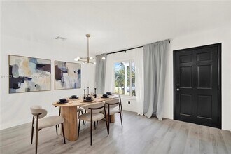 51 NE 56th Ct in Oakland Park, FL - Foto de edificio - Building Photo