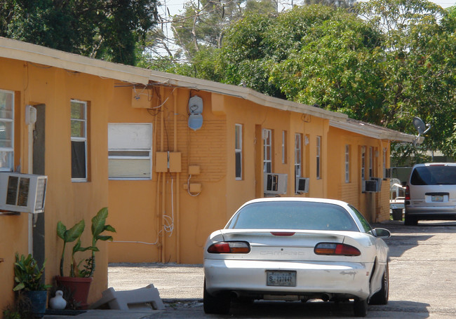 1912-1916 NW 28th St in Oakland Park, FL - Building Photo - Building Photo