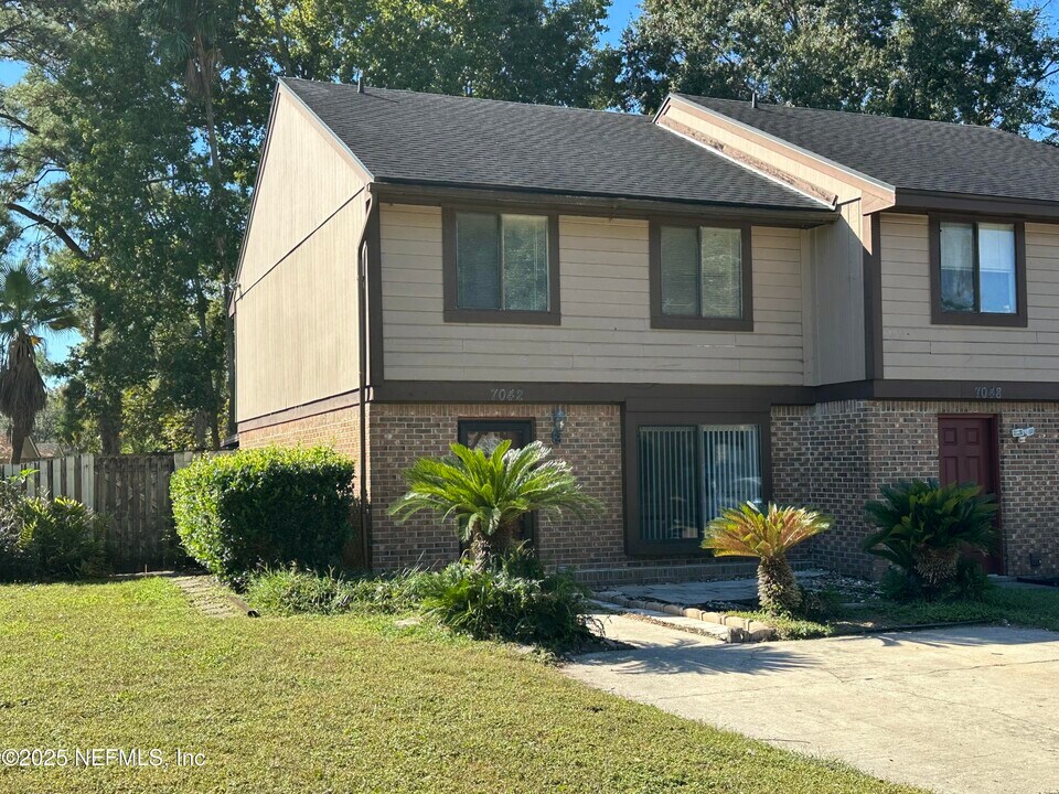 7042 Prestwick Cir S in Jacksonville, FL - Building Photo