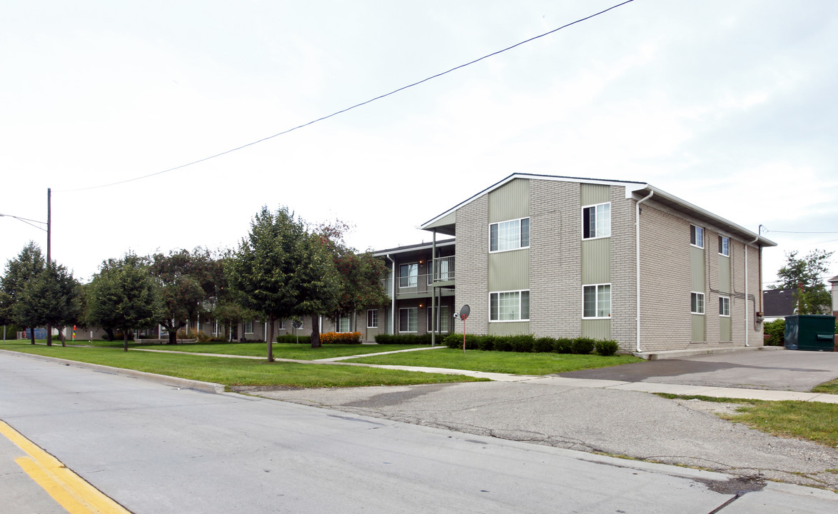 Perry Square in Melvindale, MI - Foto de edificio