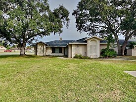 102 Cascade St in Deltona, FL - Building Photo
