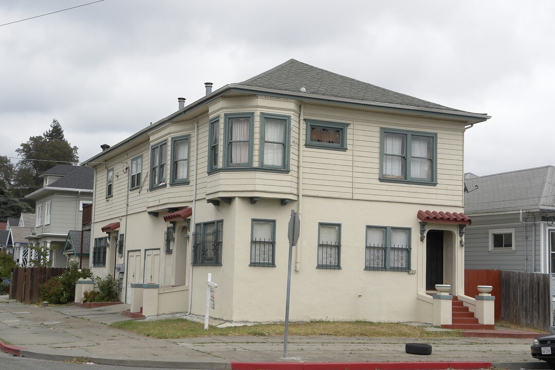 1700 E 15th St in Oakland, CA - Building Photo