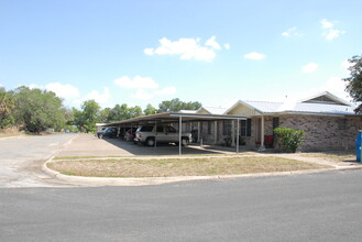 1400 N Saint Marys St in Beeville, TX - Building Photo - Building Photo