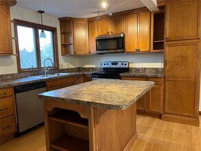 3 Buttonwood St, Unit 2nd Floor in Bristol, RI - Building Photo - Building Photo