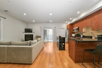 327 W Broadway, Unit 1 in Boston, MA - Foto de edificio - Building Photo