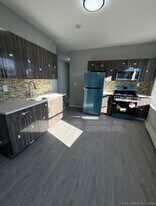 413 E Main St, Unit 2 in Bridgeport, CT - Building Photo