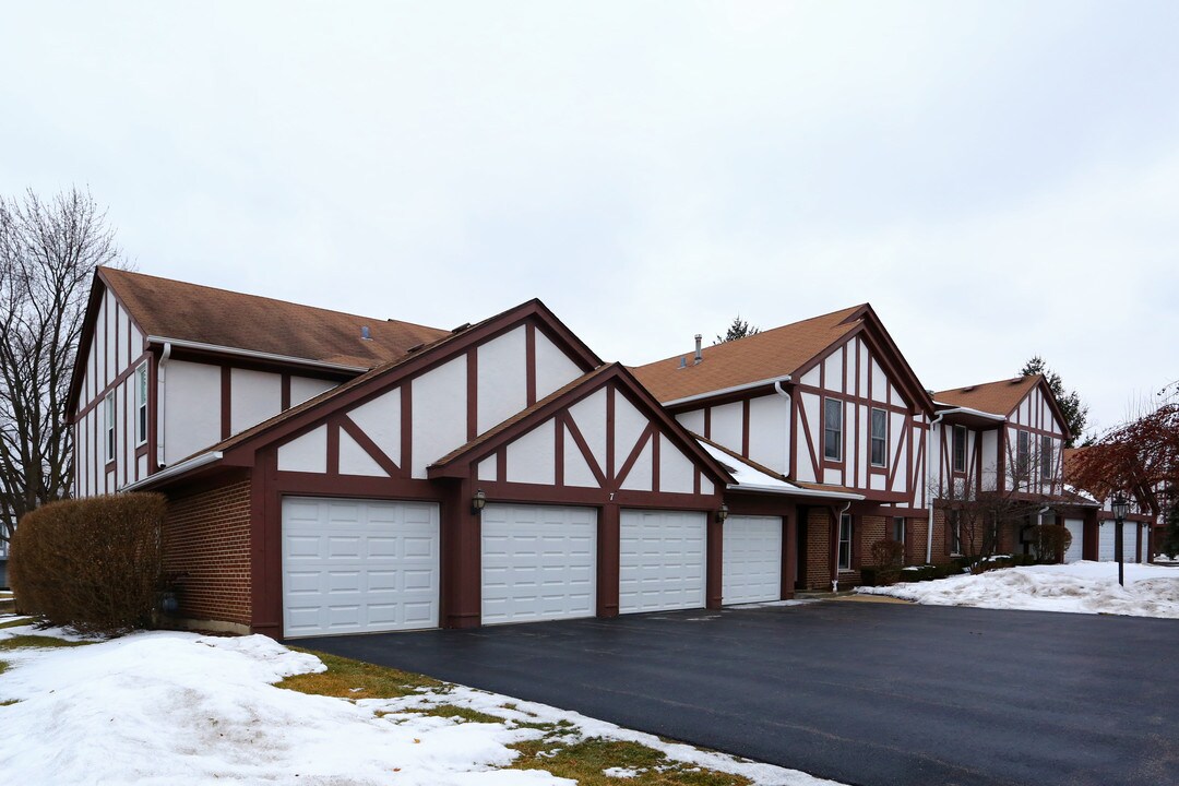 Courthomes on Plum Grove in Palatine, IL - Building Photo