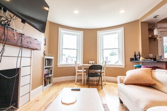 26 Linden St, Unit 7 in Brookline, MA - Foto de edificio - Building Photo