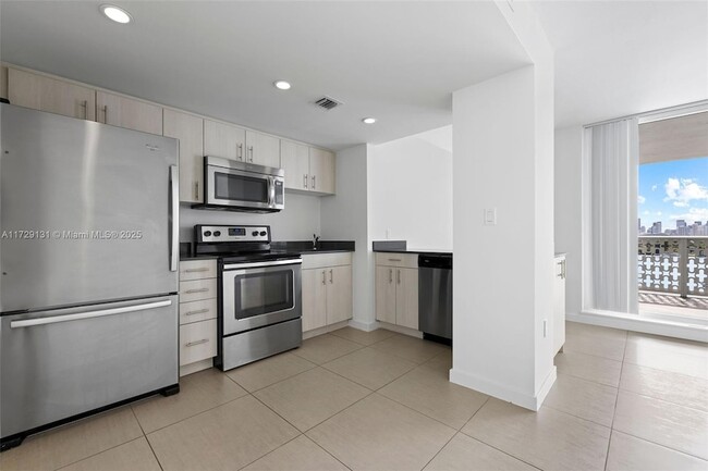 910 West Ave, Unit 1516 in Miami Beach, FL - Building Photo - Building Photo