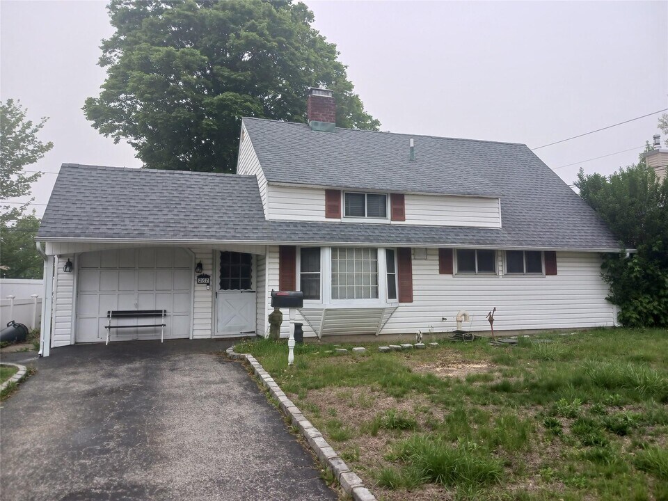 267 Elm Dr S in Levittown, NY - Building Photo
