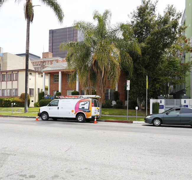 680 S Catalina St in Los Angeles, CA - Building Photo - Building Photo