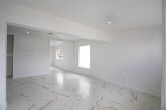 988 NW 10th St in Hallandale Beach, FL - Building Photo - Building Photo