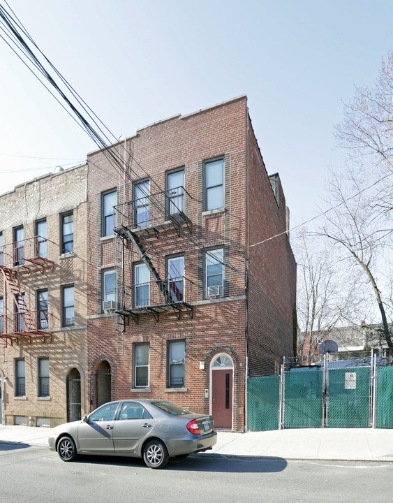 916 E 224th St in Bronx, NY - Building Photo