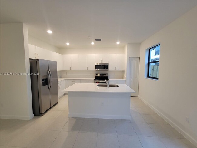 218 SW 159th Dr in Pembroke Pines, FL - Foto de edificio - Building Photo