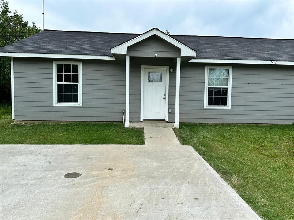 907 FM 2830 in Liberty, TX - Building Photo