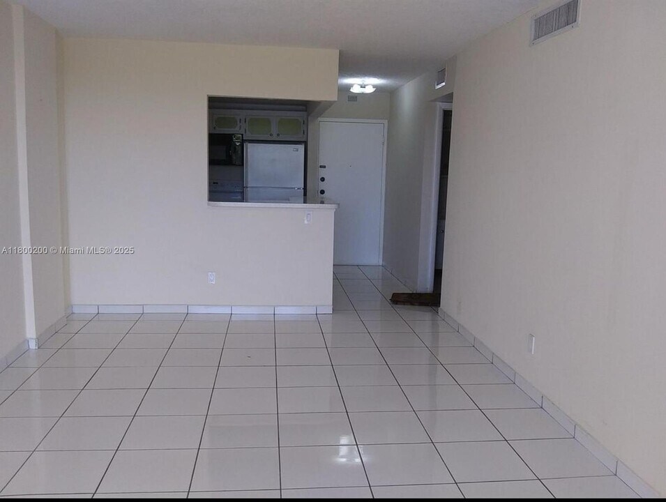 1465 NE 123rd St in Miami, FL - Foto de edificio