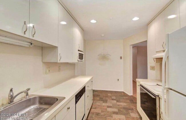 property at 10 Pine Cluster Cir