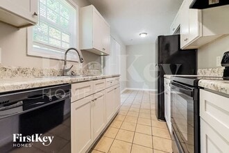 225 Indian Springs Dr in Locust Grove, GA - Foto de edificio - Building Photo