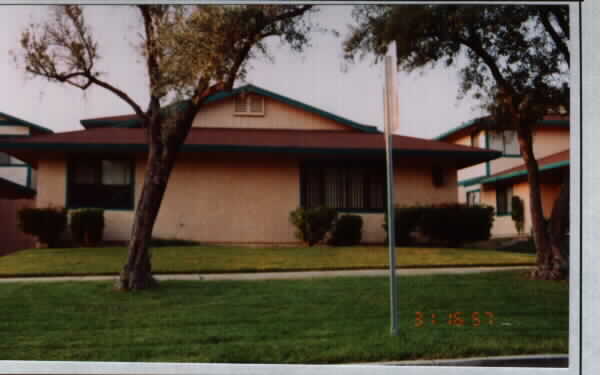 505 W Limited Ave in Lake Elsinore, CA - Foto de edificio - Building Photo