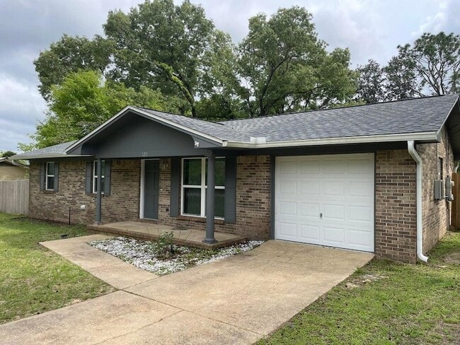 122 Hillwood Dr in Crestview, FL - Foto de edificio - Building Photo