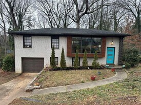 2573 Crestdale Cir SE in Atlanta, GA - Building Photo