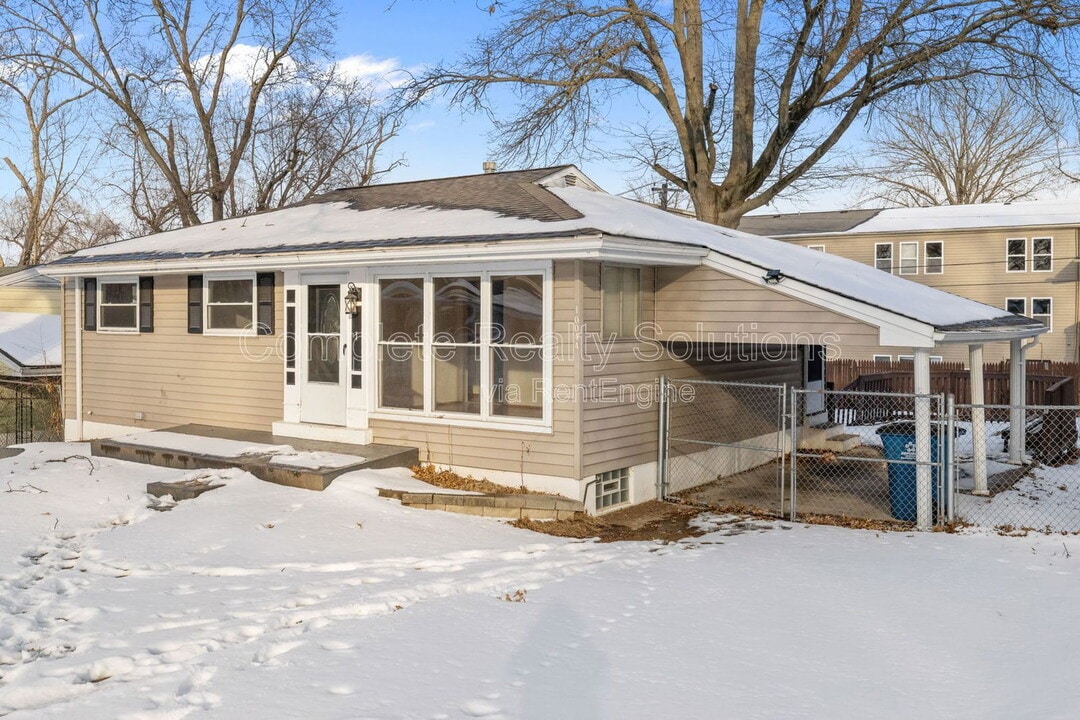 10044 Pepper Ln in St. Louis, MO - Building Photo