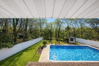 32 Sterling Dr in Lake Grove, NY - Building Photo - Building Photo