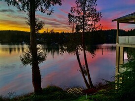 221 N Bay Ln in Port Ludlow, WA - Building Photo