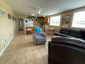 183 W Anderson Rd, Unit 183 B in Sequim, WA - Building Photo