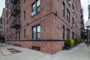 42-22 Ketcham St in Elmhurst, NY - Foto de edificio - Building Photo