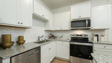 1392 Sweetshrub Dr in Atlanta, GA - Building Photo - Building Photo