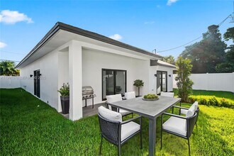 1041 W Lakewood Rd in West Palm Beach, FL - Building Photo - Building Photo