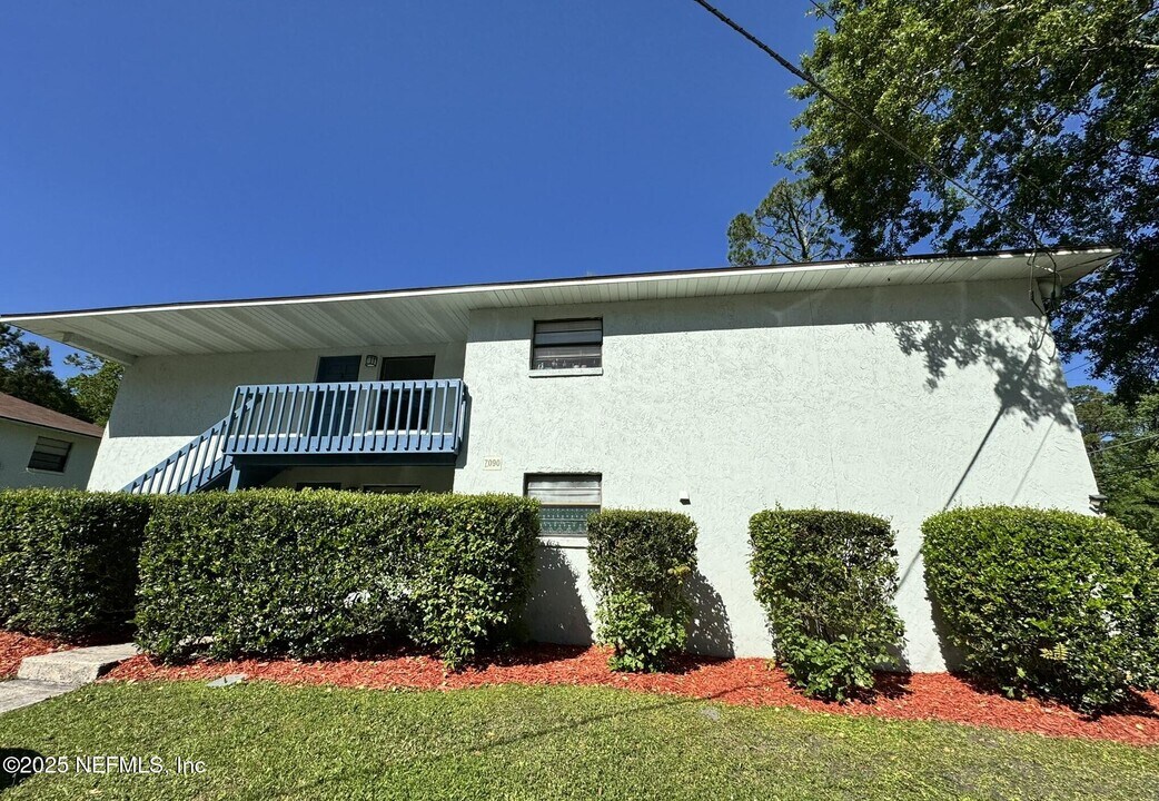 7090 Wiley Rd in Jacksonville, FL - Building Photo