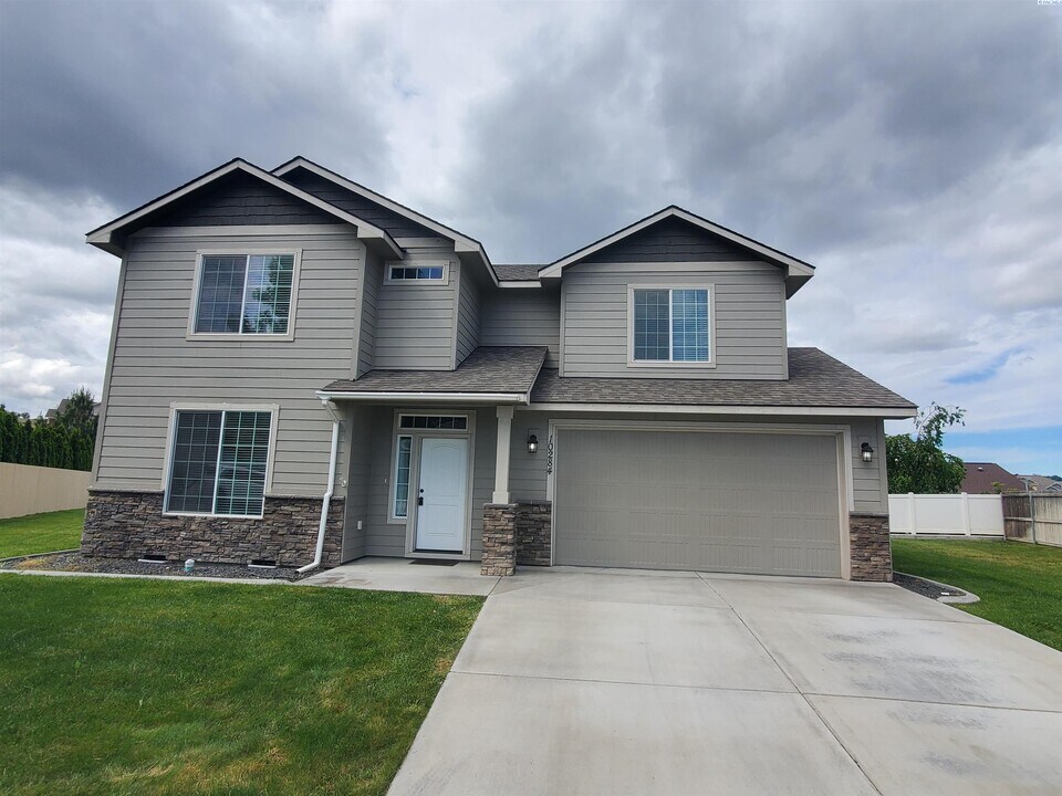 10284 W 18th Ct in Kennewick, WA - Building Photo