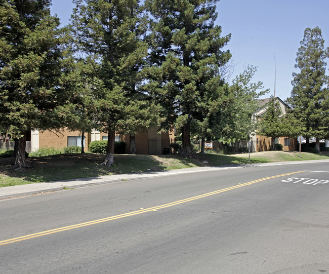 Fawn Terrace Apartments in Sacramento, CA - Foto de edificio - Building Photo