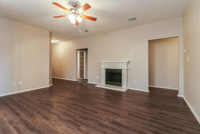 2325 Wildwood Ln in Denton, TX - Building Photo - Building Photo
