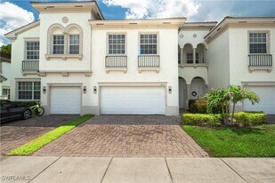 7005 Romana Way in Naples, FL - Building Photo