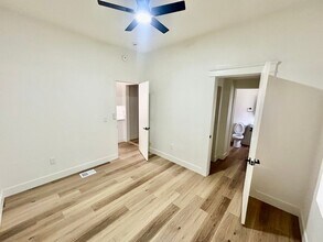 151 W 52nd St in Los Angeles, CA - Building Photo - Building Photo