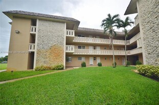 7440 Miami Lakes Dr in Miami Lakes, FL - Building Photo
