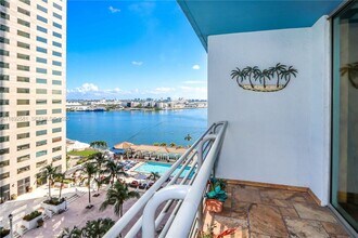 335 S Biscayne Blvd in Miami, FL - Building Photo - Building Photo