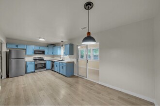 610 Maplewood Dr in Bonaire, GA - Building Photo - Building Photo