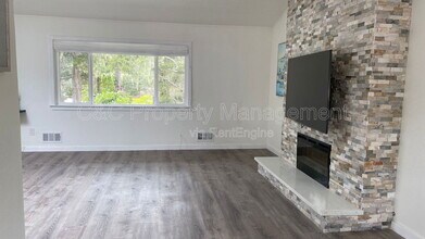 3790 Whitman Cir in Carmel, CA - Foto de edificio - Building Photo