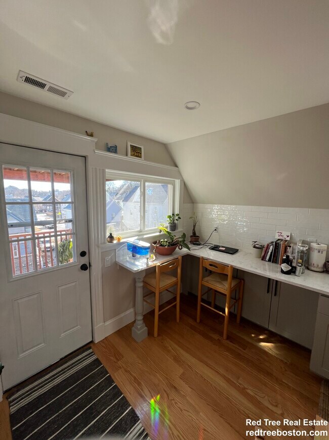 18 Colberg Ave, Unit 3 in Boston, MA - Foto de edificio - Building Photo
